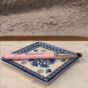 3 for $15: Elizabeth Mott “All over” shadow brush